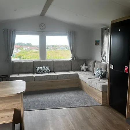 Charlie's Lookout, Spacious Caravan - Sleeps 6 * Filey