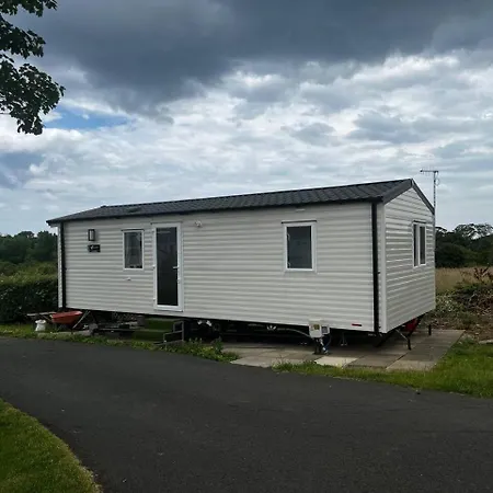 Camping Charlie's Lookout, Spacious Caravan - Sleeps 6