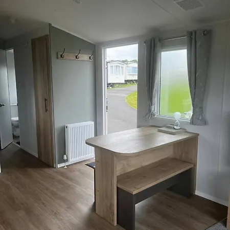 Camping Charlie's Lookout, Spacious Caravan - Sleeps 6 Filey