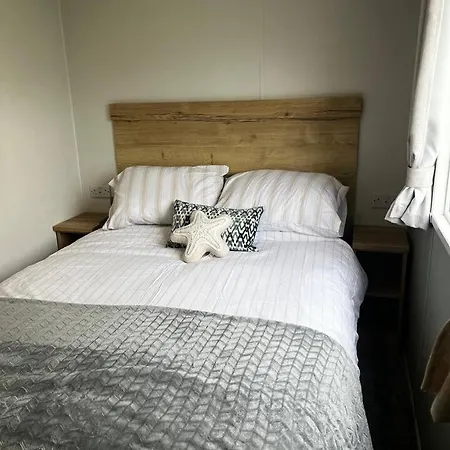Camping Charlie's Lookout, Spacious Caravan - Sleeps 6