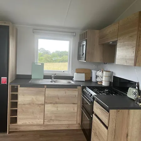 Charlie's Lookout, Spacious Caravan - Sleeps 6 Camping *