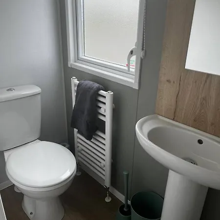 Camping Charlie's Lookout, Spacious Caravan - Sleeps 6