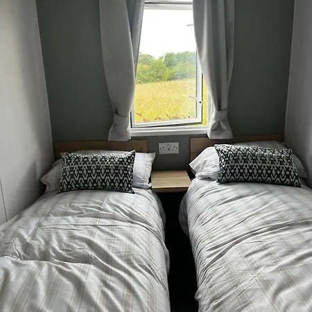 Charlie's Lookout, Spacious Caravan - Sleeps 6 Camping *