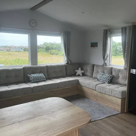 Charlie's Lookout, Spacious Caravan - Sleeps 6 Filey