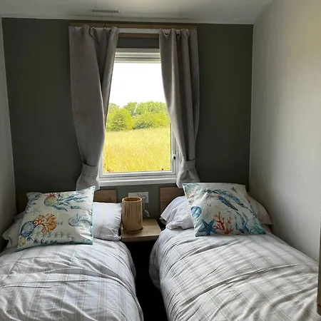 Charlie's Lookout, Spacious Caravan - Sleeps 6 Filey