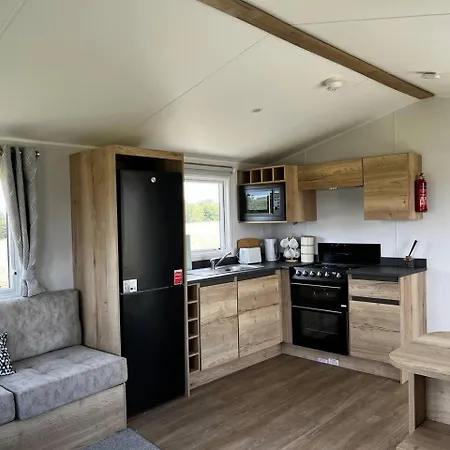 Charlie's Lookout, Spacious Caravan - Sleeps 6 Filey