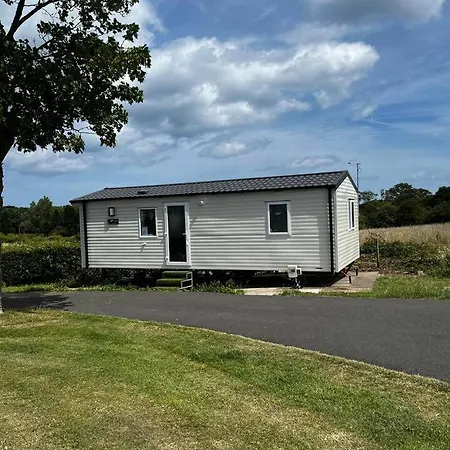 Charlie's Lookout, Spacious Caravan - Sleeps 6 Filey