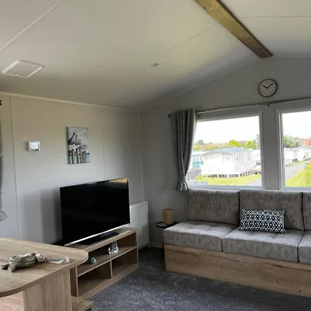 Camping Charlie's Lookout, Spacious Caravan - Sleeps 6 Filey