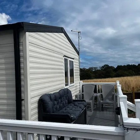 Charlie's Lookout, Spacious Caravan - Sleeps 6 * Filey