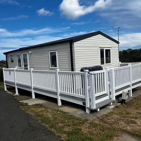 Charlie's Lookout, Spacious Caravan - Sleeps 6 Filey