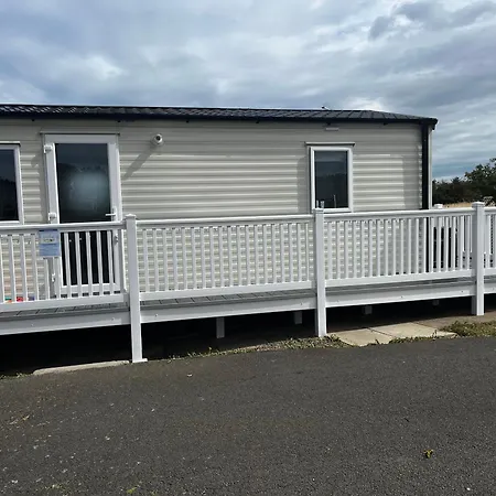 Charlie's Lookout, Spacious Caravan - Sleeps 6 Filey